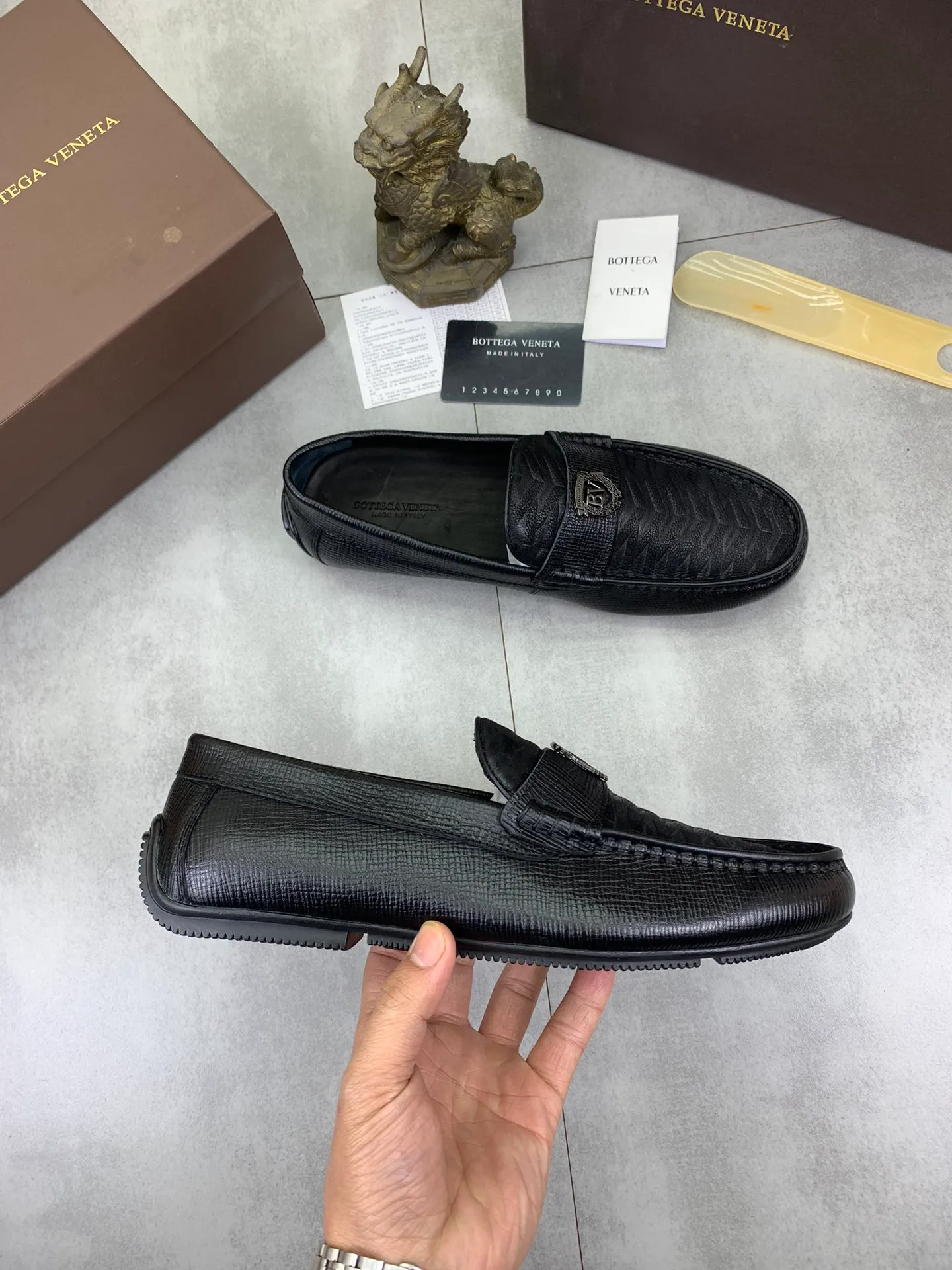 Men's shoes 💰P420 [New model] Water-dyed Niuli 💰High-quality business beanie shoes 💎💎💎 BOTTEGA VENETA official website synchronizes the latest top version of BV in the market, accepts material comparison, shoe type comparison, process comparison, practical and texture, versatile, suitable for any occasion, the more you look at it, the more it tastes. Pure hand-woven craftsmanship - Upper material, hand-woven calfskin imported from Italy 🇮🇹 - High-quality water-dyed cowhide lining - Original private model customized outsole -Size: 39-44 (38 45 can be customized) Color: black optional